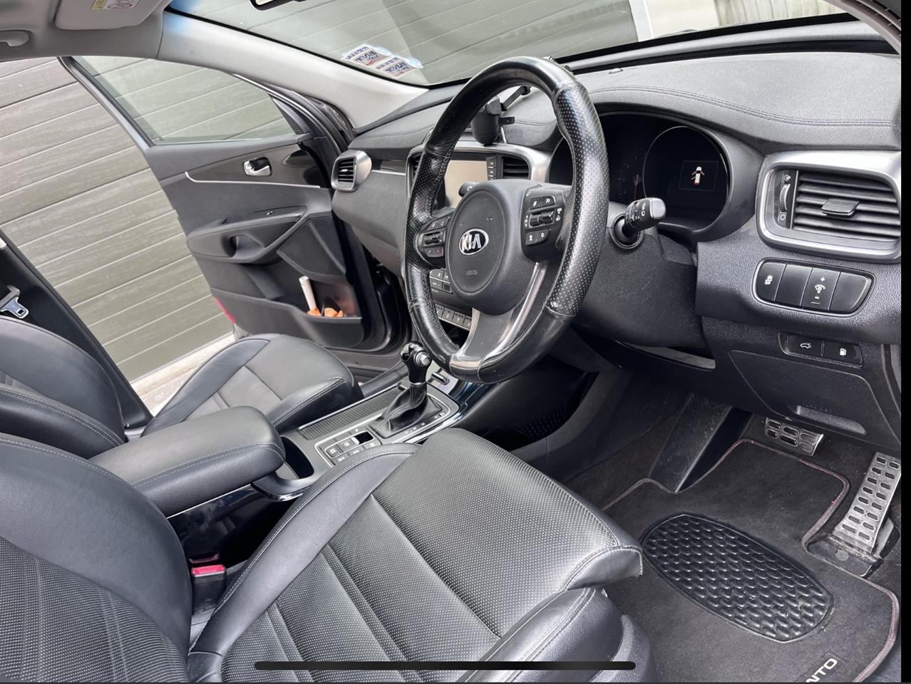 2015 Kia Sorento PREMIUM 2.2D/4WD/6AT 7str Alloys Bluetooth Heated Leather Image 17